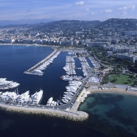 Durant la saison estivale, la région de Cannes accueille de nombreux événements pour les amateurs de bateaux.

Première étape du Panerai Classic Yachts Challenge, les Voiles d’Antibes marquent le lancement du printemps nautique en Méditerranée. Du 3 au 7 juin, ce rassemblement prestigieux de Yachts est apprécié pour ses régates mais aussi pour ses animations, expositions et concerts.